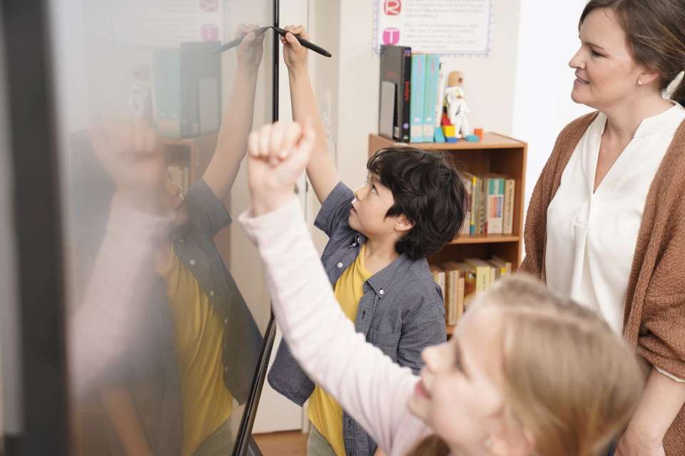 Màn Hình Tương Tác ViewSonic ViewBoard 5550-5 – 55” 4K, Cảm Ứng 40 Điểm, Ultra Fine Touch, Android 11