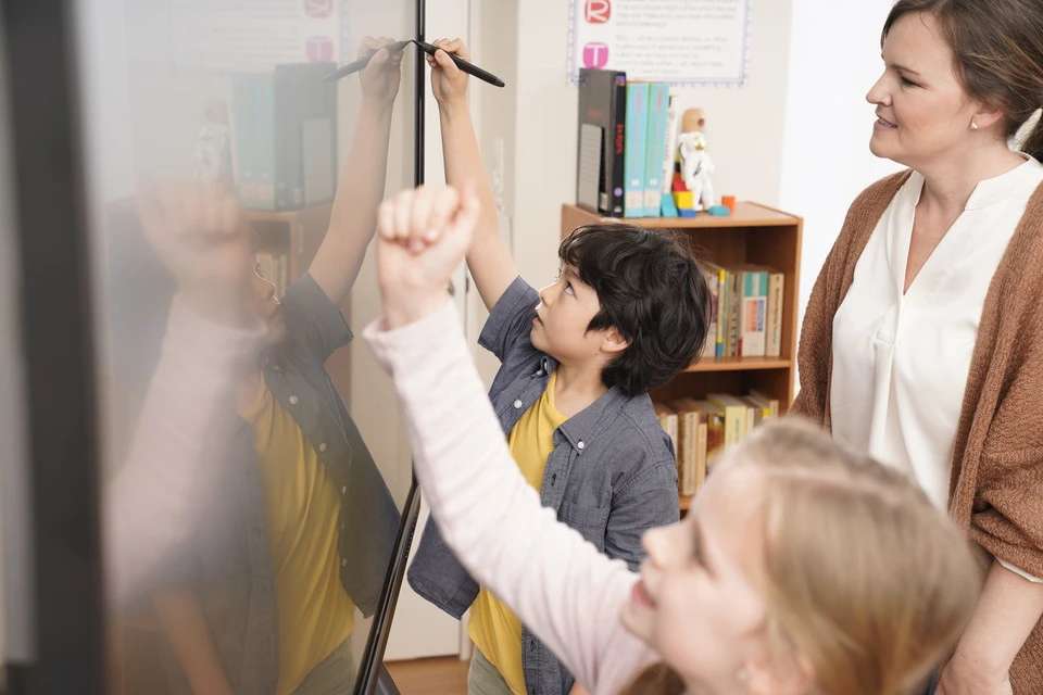 Màn Hình Tương Tác ViewSonic ViewBoard 5550-5F – 55 inch 4K, Ultra Fine Touch 40 Điểm, USB-C, Whiteboard, Android 11 Nâng Cấp