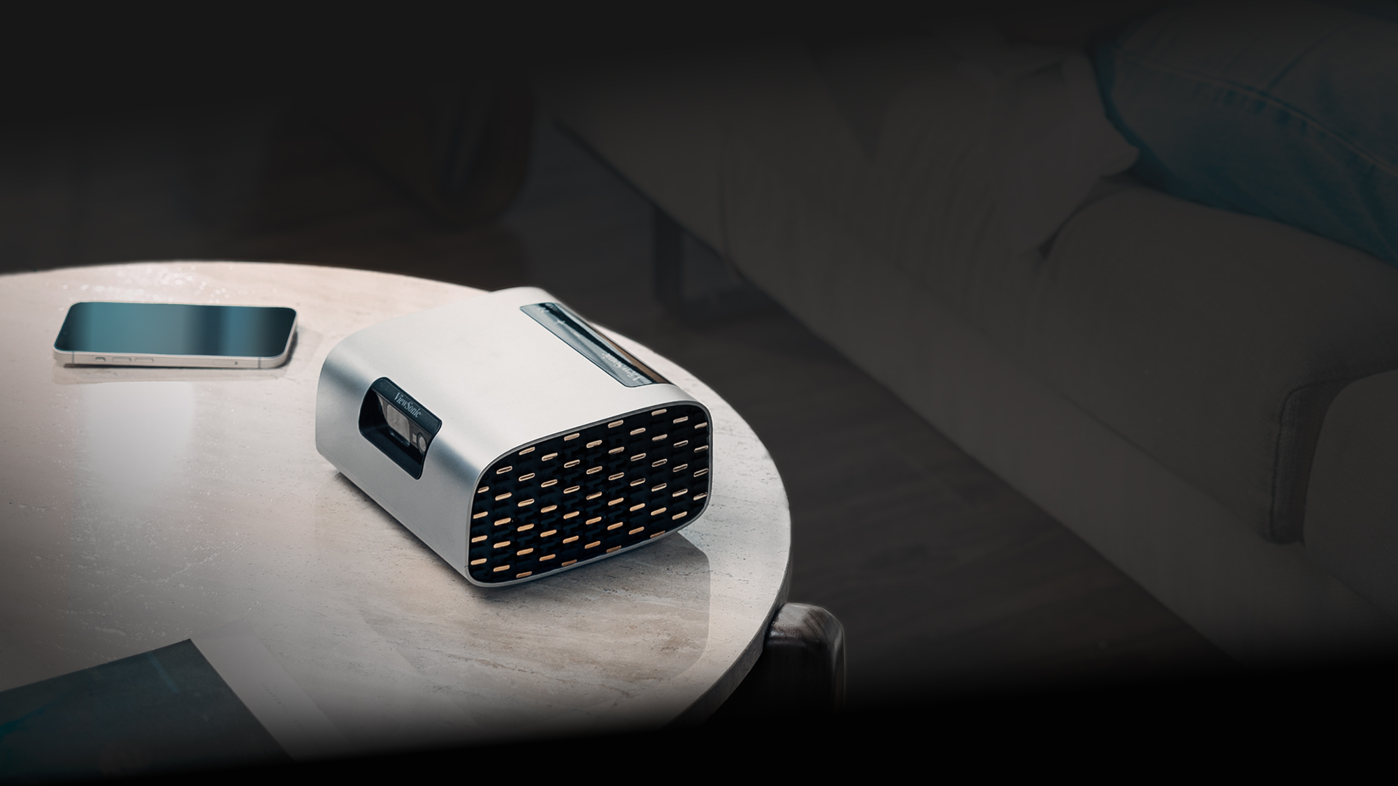 Thiết kế nhỏ gọn, âm thanh Harman Kardon