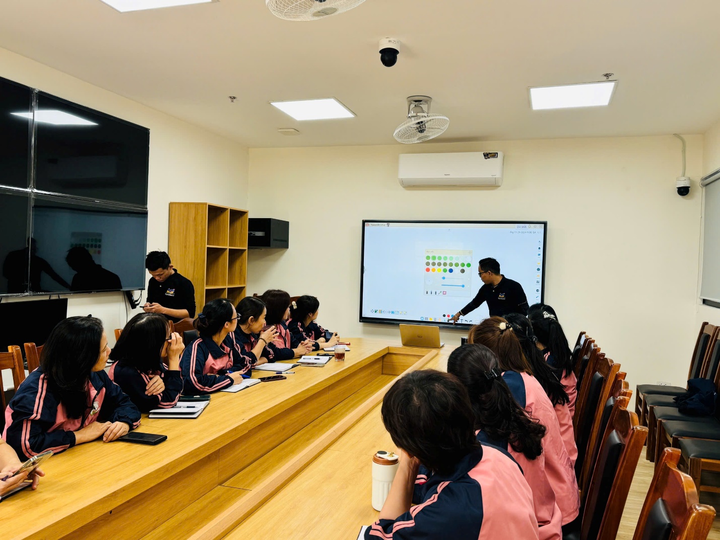 Buổi tập huấn màn hình tương tác tại Trường Mầm non A