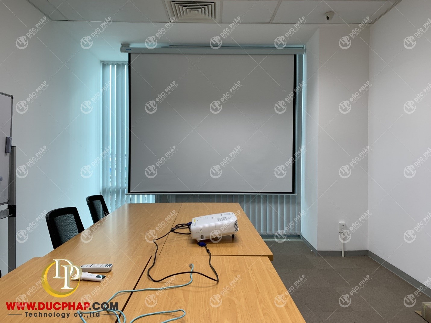 Ảnh thực tế máy chiếu và màn chiếu trong phòng họp do Đức Pháp lắp đặt