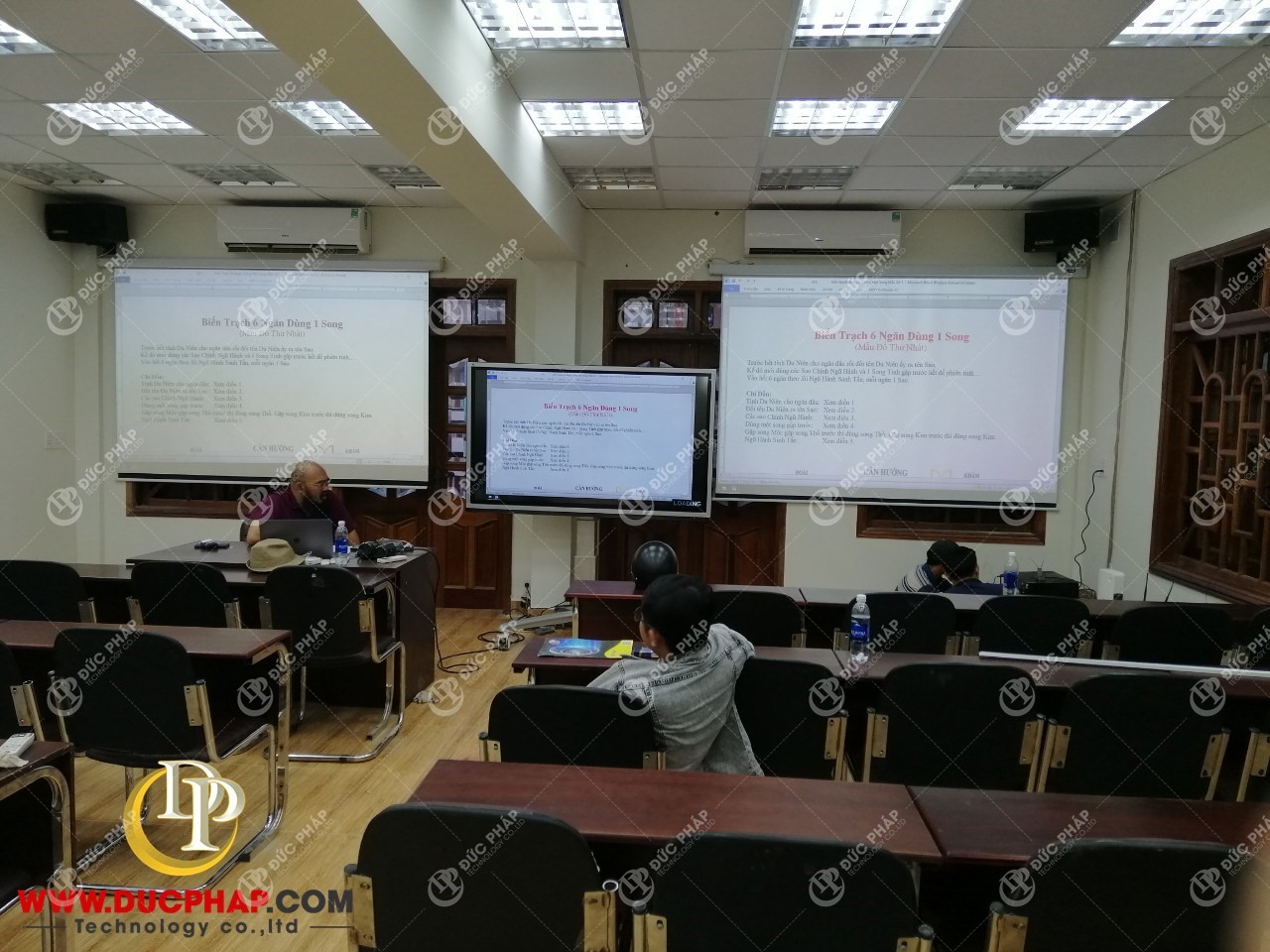 Ảnh thực tế không gian trình chiếu có nhiều màn hình do Đức Pháp đăng tải